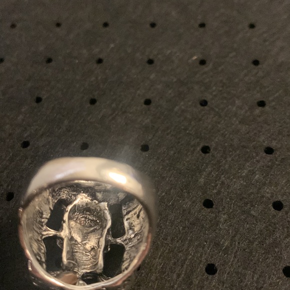 Skull in talons ring - Picture 3 of 3